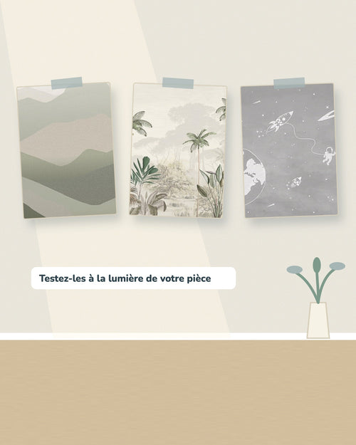 Trois échantillons A5 scotchés au mur pour les tester à la lumière de la pièce (illustration)