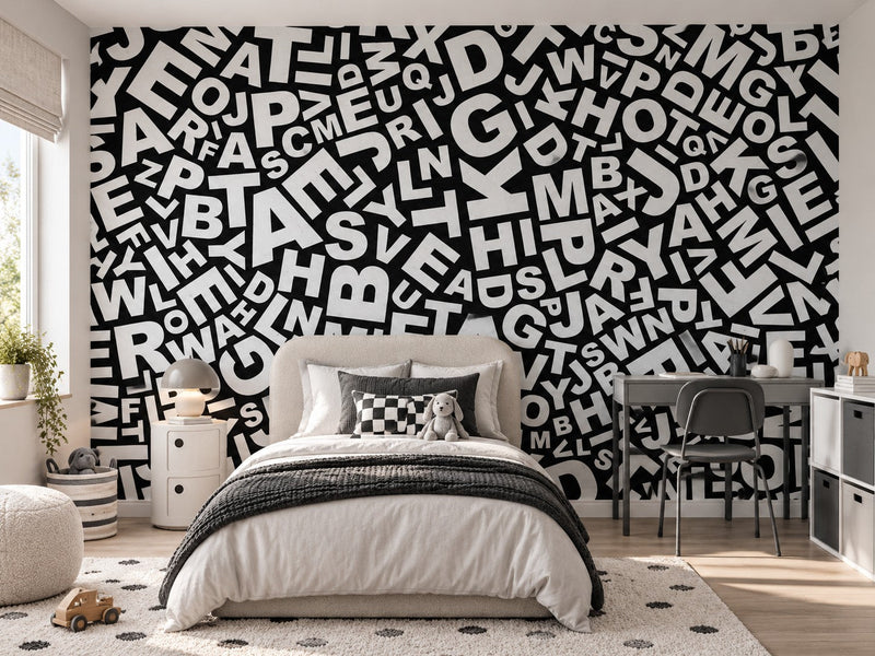 Papier peint alphabet noir et blanc posé dans une chambre d'enfant
