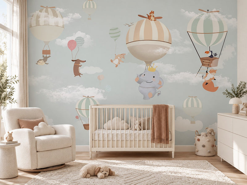 Papier peint animaux en montgolfière posé dans une chambre de bébé