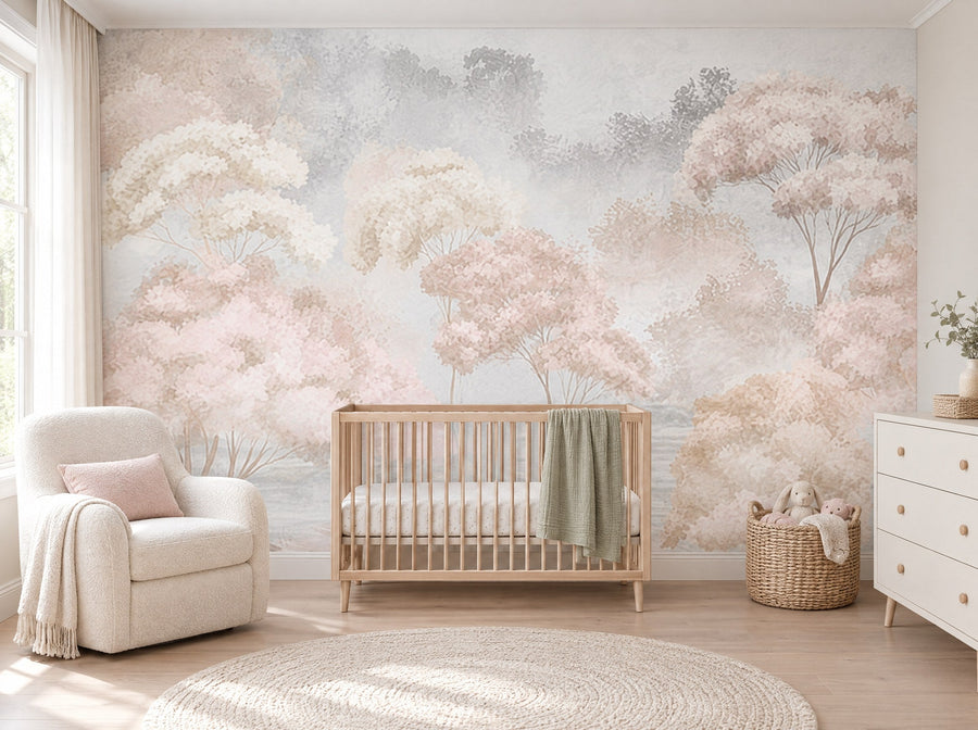 Papier peint arbres roses posé dans une chambre de bébé