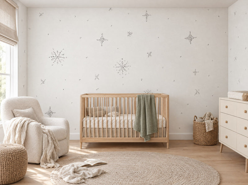 Papier peint étoiles argentées posé dans une chambre de bébé