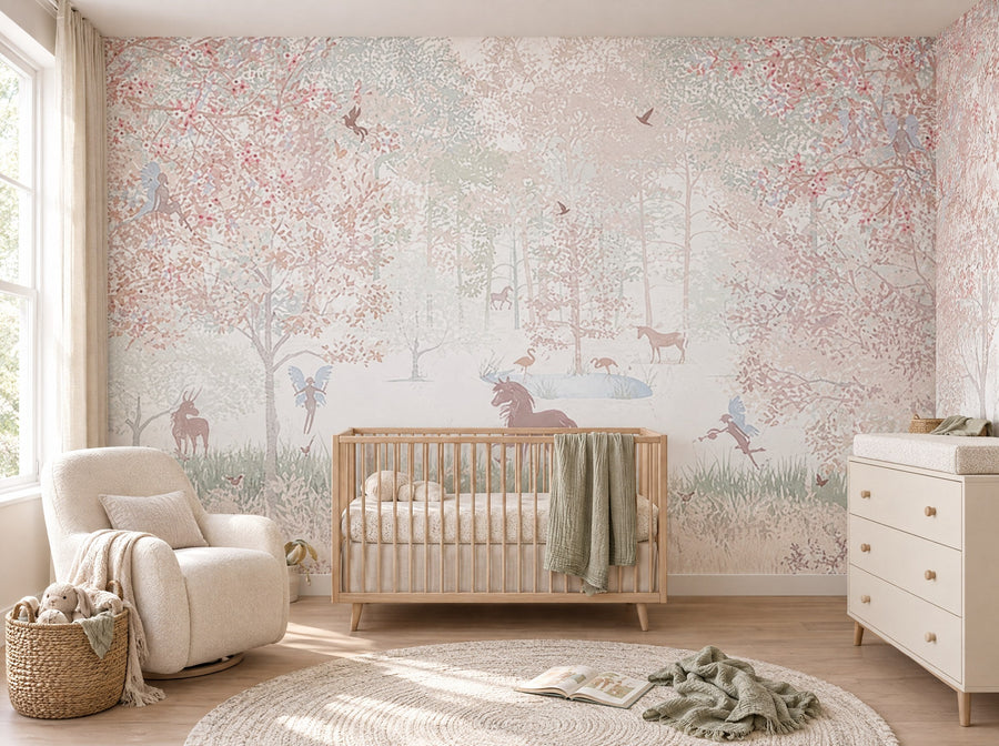 Papier peint forêt enchantée rose posé dans une chambre de bébé