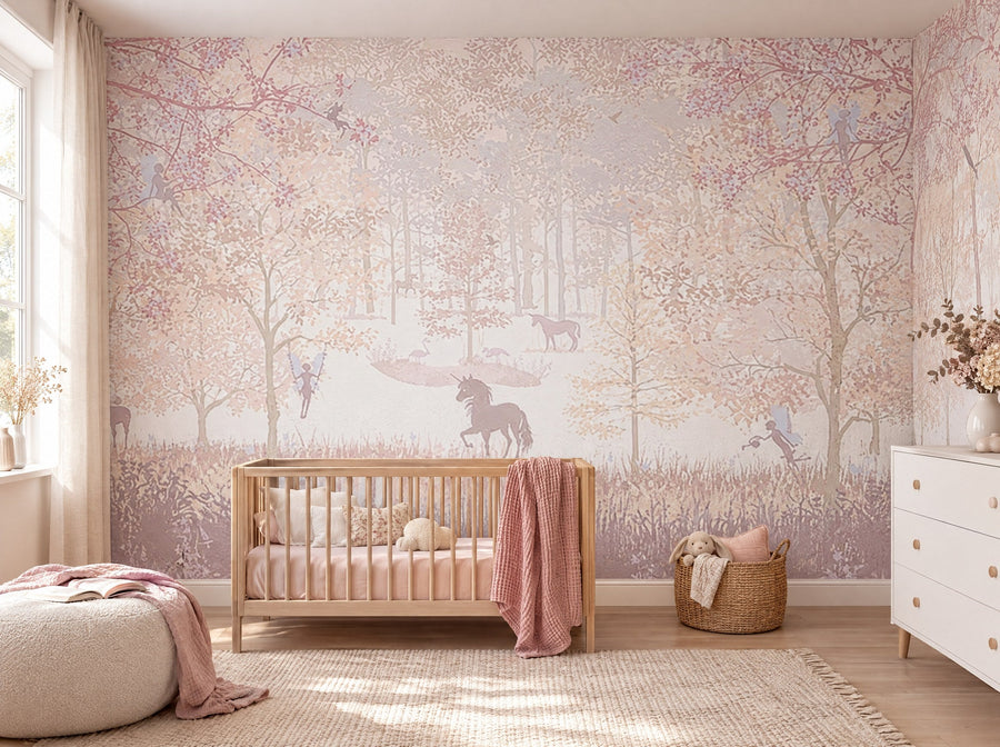 Papier peint forêt rose posé dans une chambre de bébé