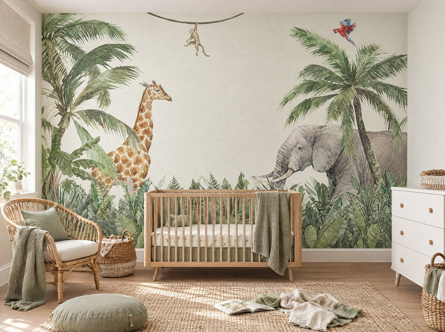 Papier peint girafe et singe dans la jungle posé dans une chambre de bébé