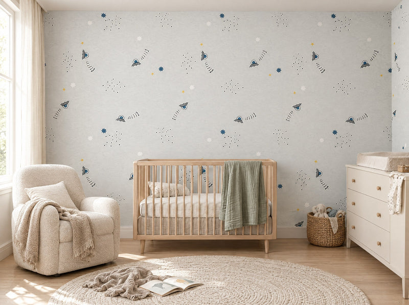 Papier peint hirondelles légères posé dans une chambre de bébé