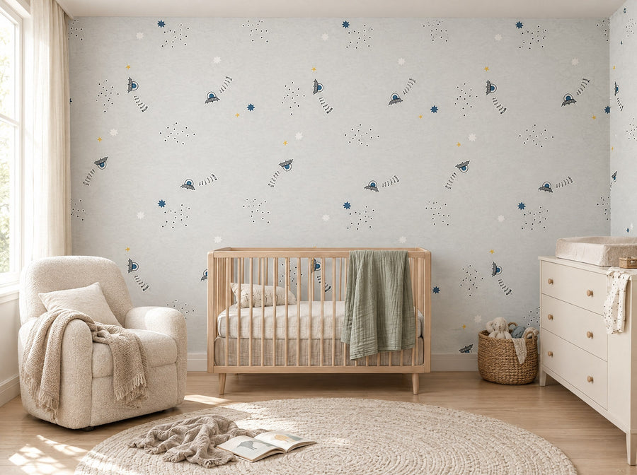 Papier peint hirondelles légères posé dans une chambre de bébé