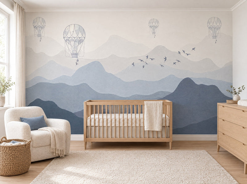 Papier peint montagnes et montgolfières grises posé dans une chambre de bébé