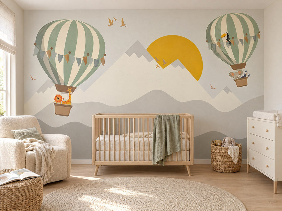 Papier peint montgolfières et soleil d'or posé dans une chambre de bébé