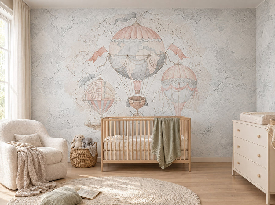 Papier peint montgolfières gris perle posé dans une chambre de bébé