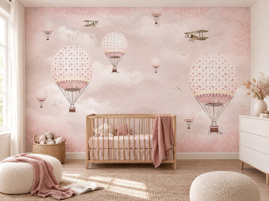 Papier peint montgolfières rose poudré posé dans une chambre de bébé