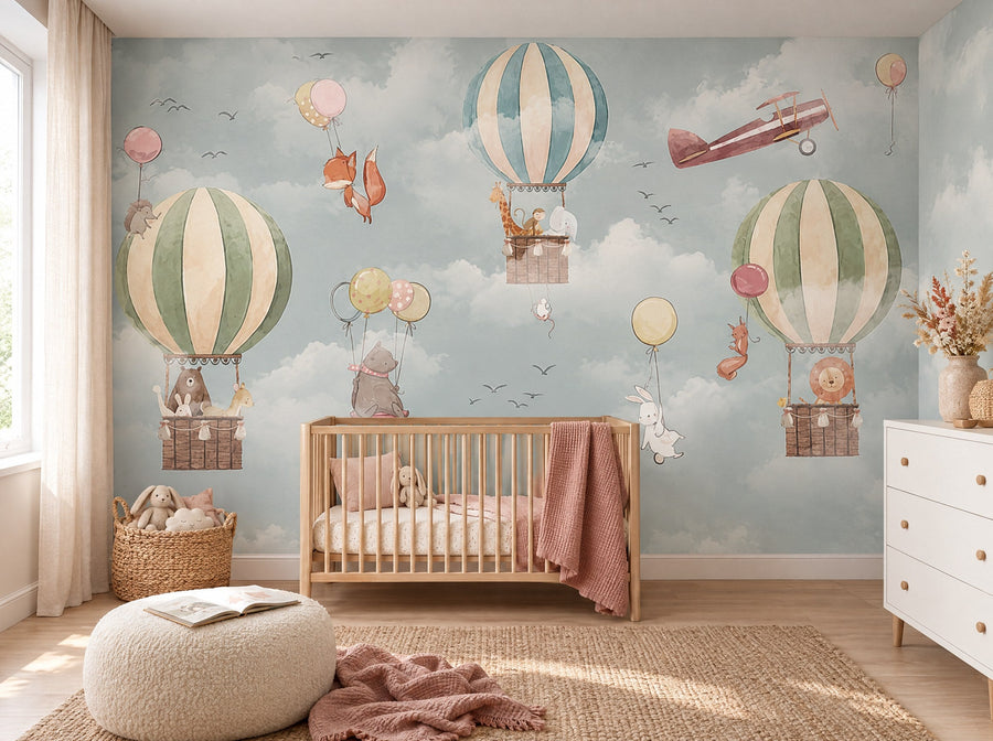 Papier peint montgolfières sauge posé dans une chambre de bébé