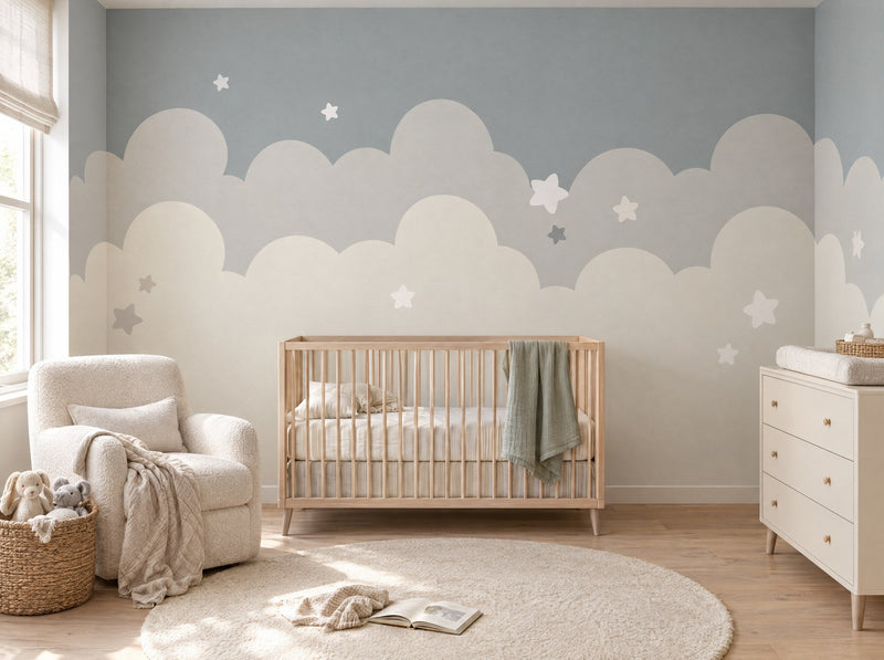 Papier peint nuages et étoiles posé dans une chambre de bébé