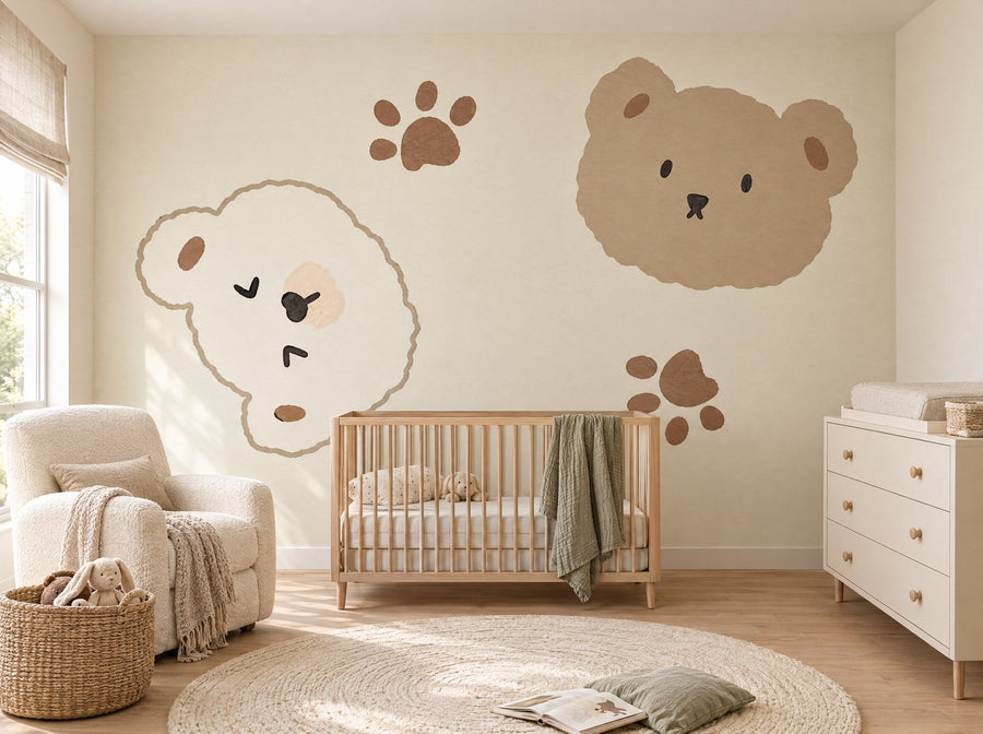 Papier peint ourson et empreintes posé dans une chambre de bébé