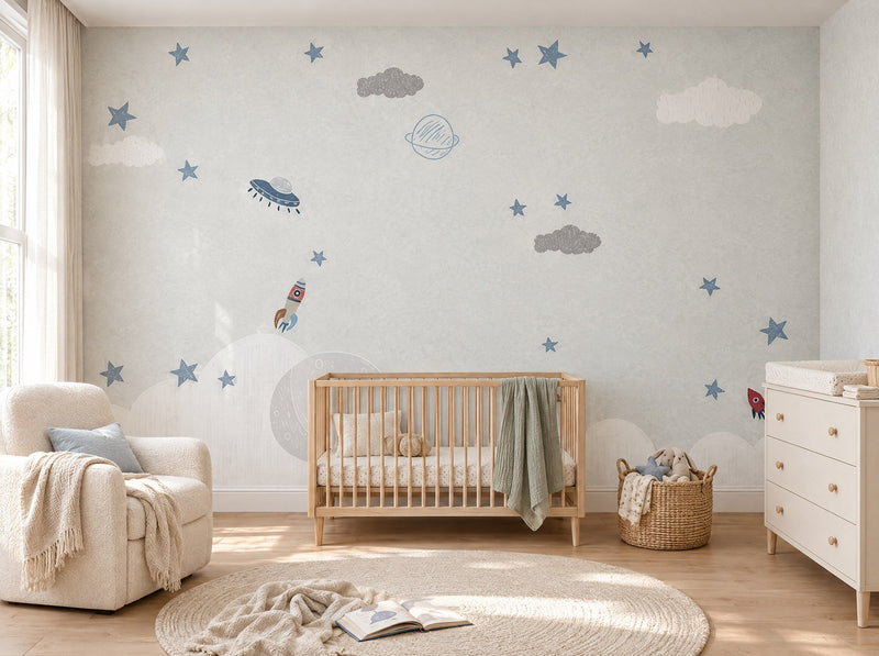 Papier peint petits avions dans les nuages posé dans une chambre de bébé