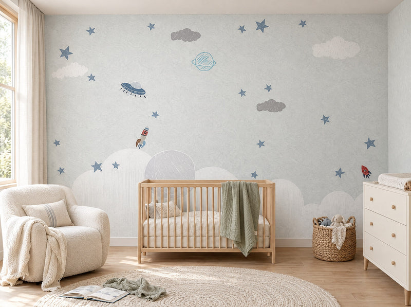 Papier peint petits nuages voyageurs posé dans une chambre de bébé