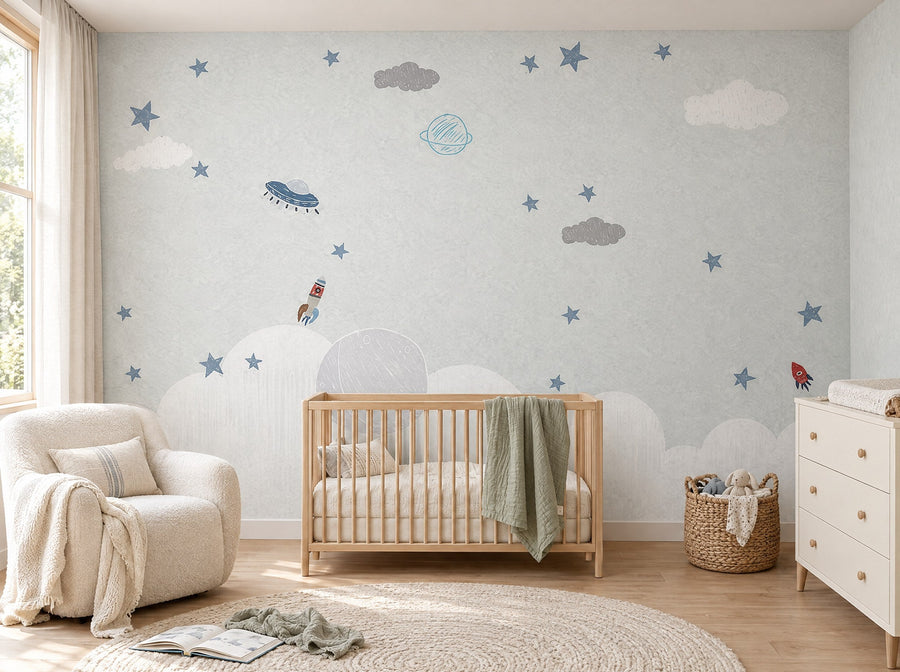 Papier peint petits nuages voyageurs posé dans une chambre de bébé