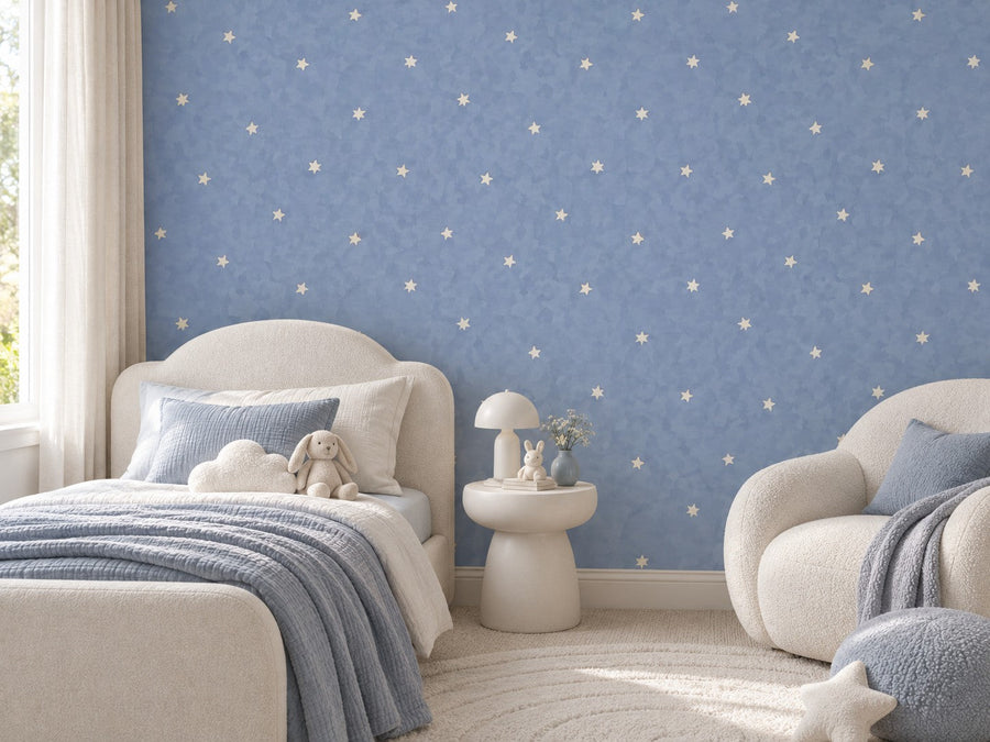 Papier peint pluie d'étoiles bleue posé dans une chambre d'enfant