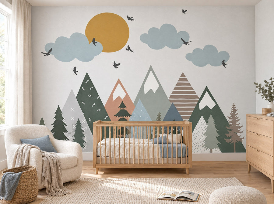Papier peint sapins au soleil doré posé dans une chambre de bébé