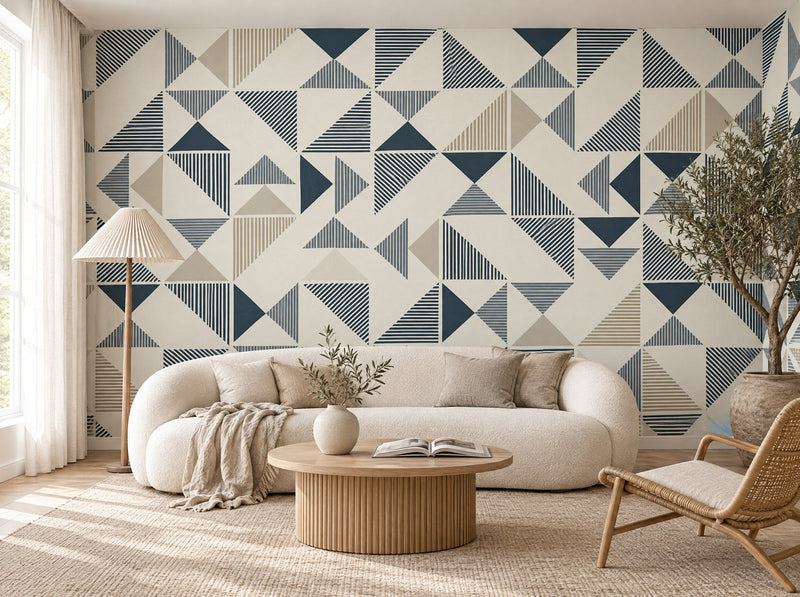 Papier peint triangles marine et sable posé dans un salon