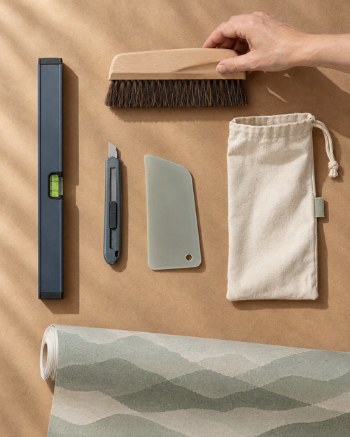 Kit de pose Dekko : brosse de tapissier, cutter, spatule de marouflage, niveau et pochette en coton
